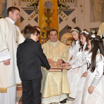 4 mai: Bacău "Sfântul Nicolae": Prima Sfântă Împărtăşanie a copiilor