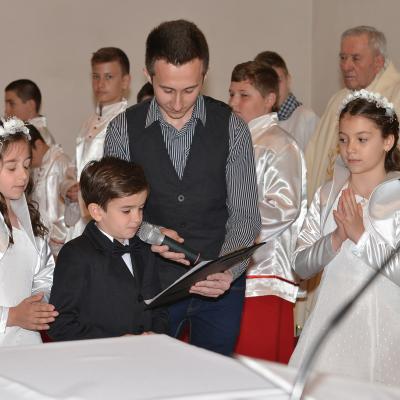 4 mai: Bacău "Sfântul Nicolae": Prima Sfântă Împărtăşanie a copiilor