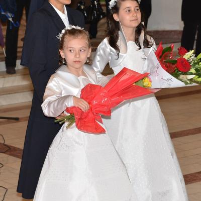 4 mai: Bacău "Sfântul Nicolae": Prima Sfântă Împărtăşanie a copiilor