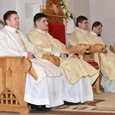 4 mai: Bacău "Sfântul Nicolae": Prima Sfântă Împărtăşanie a copiilor