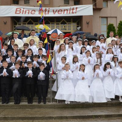 4 mai: Bacău "Sfântul Nicolae": Prima Sfântă Împărtăşanie a copiilor