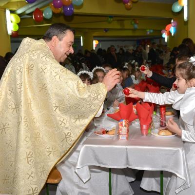 4 mai: Bacău "Sfântul Nicolae": Prima Sfântă Împărtăşanie a copiilor
