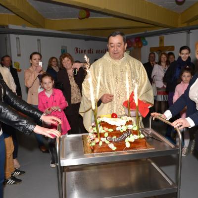 4 mai: Bacău "Sfântul Nicolae": Prima Sfântă Împărtăşanie a copiilor