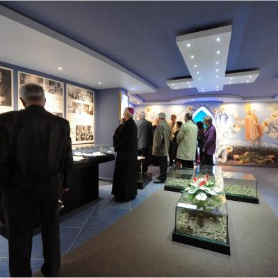 11 mai: Iaşi: Sfinţirea memorialului dedicat episcopului martir Anton Durcovici