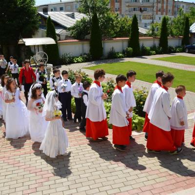 25 mai: Huşi "Sfântul Anton de Padova": Prima Sfântă Împărtăşanie a copiilor