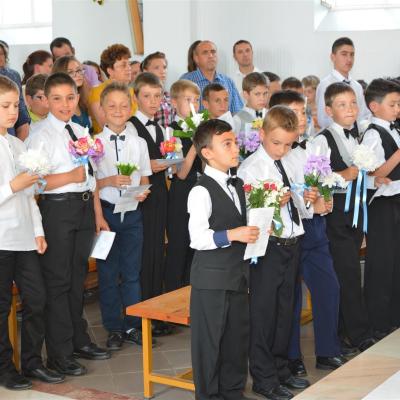 25 mai: Huşi "Sfântul Anton de Padova": Prima Sfântă Împărtăşanie a copiilor