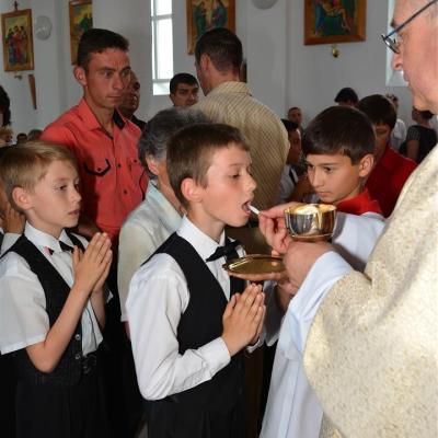 25 mai: Huşi "Sfântul Anton de Padova": Prima Sfântă Împărtăşanie a copiilor