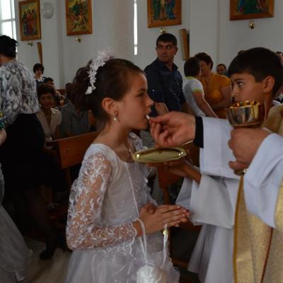 25 mai: Huşi "Sfântul Anton de Padova": Prima Sfântă Împărtăşanie a copiilor