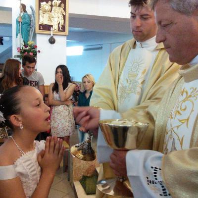 25 mai: Cleja "Sfântul Francisc": Prima Împărtăşanie