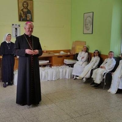 1 iunie: Roma: Prima sfântă Împărtăşanie la Grotte Celoni