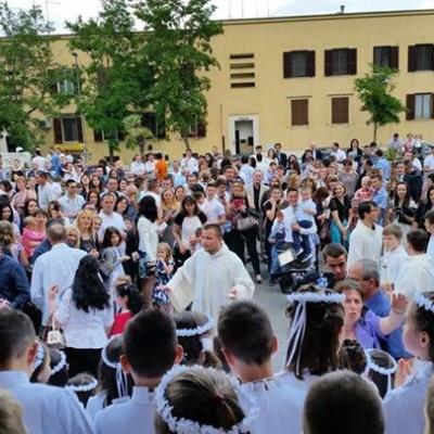 1 iunie: Roma: Prima sfântă Împărtăşanie la Grotte Celoni