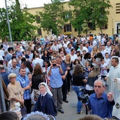 1 iunie: Roma: Prima sfântă Împărtăşanie la Grotte Celoni