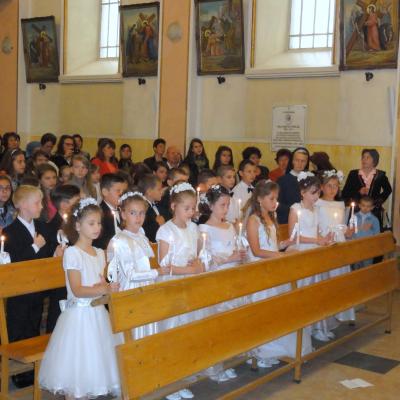 1 iunie: Răducăneni: 32 de copii au primit Prima Sfântă Împărtăşanie
