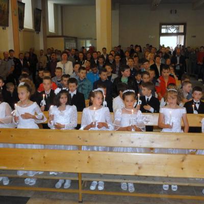 1 iunie: Răducăneni: 32 de copii au primit Prima Sfântă Împărtăşanie