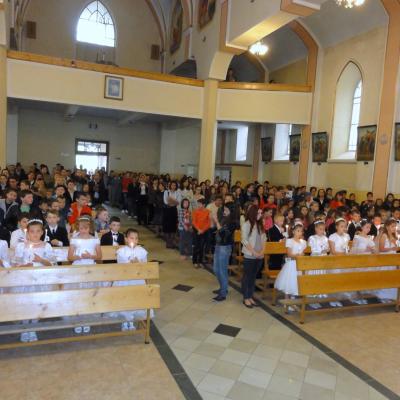 1 iunie: Răducăneni: 32 de copii au primit Prima Sfântă Împărtăşanie