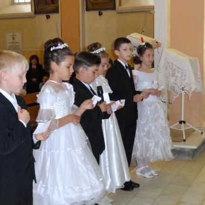 1 iunie: Răducăneni: 32 de copii au primit Prima Sfântă Împărtăşanie