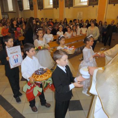 1 iunie: Răducăneni: 32 de copii au primit Prima Sfântă Împărtăşanie