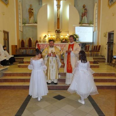 1 iunie: Răducăneni: 32 de copii au primit Prima Sfântă Împărtăşanie