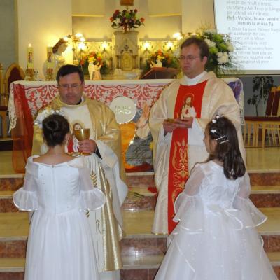 1 iunie: Răducăneni: 32 de copii au primit Prima Sfântă Împărtăşanie