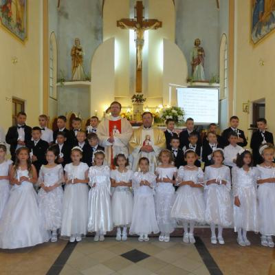 1 iunie: Răducăneni: 32 de copii au primit Prima Sfântă Împărtăşanie