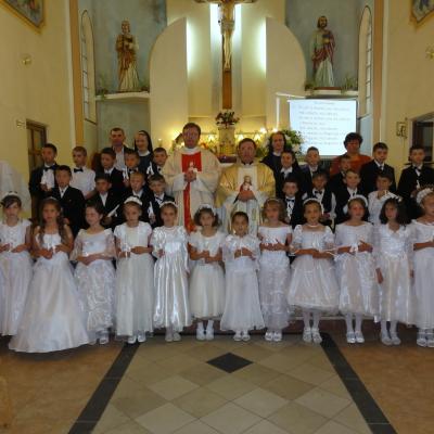 1 iunie: Răducăneni: 32 de copii au primit Prima Sfântă Împărtăşanie