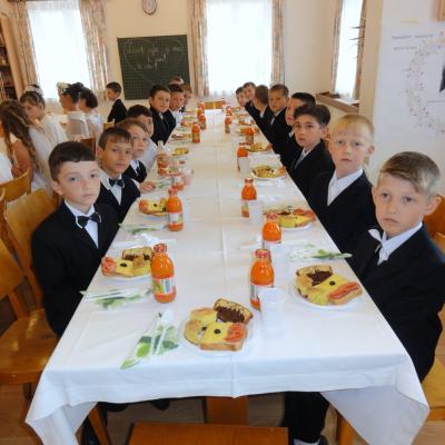1 iunie: Răducăneni: 32 de copii au primit Prima Sfântă Împărtăşanie