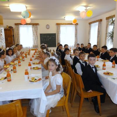 1 iunie: Răducăneni: 32 de copii au primit Prima Sfântă Împărtăşanie
