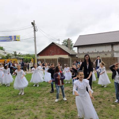 1 iunie: Răducăneni: 32 de copii au primit Prima Sfântă Împărtăşanie