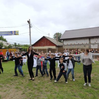 1 iunie: Răducăneni: 32 de copii au primit Prima Sfântă Împărtăşanie