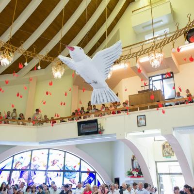 8 iunie: Iaşi: Administrarea Mirului în Parohia "Sfânta Tereza"