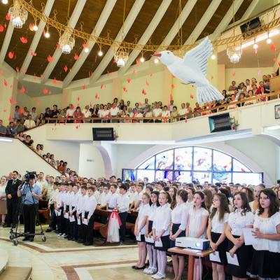 8 iunie: Iaşi: Administrarea Mirului în Parohia "Sfânta Tereza"