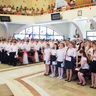 8 iunie: Iaşi: Administrarea Mirului în Parohia "Sfânta Tereza"
