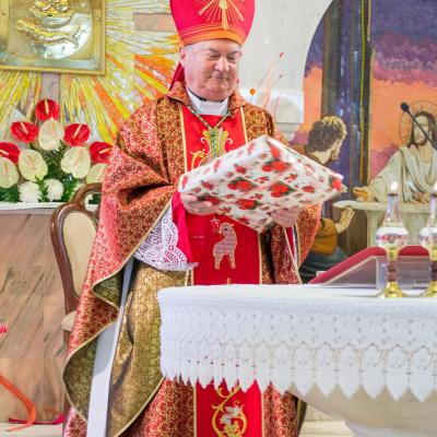 8 iunie: Iaşi: Administrarea Mirului în Parohia "Sfânta Tereza"