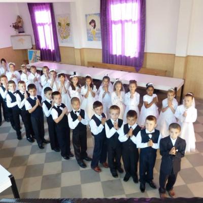 8 iunie: Ploscuţeni: Prima Împărtăşanie