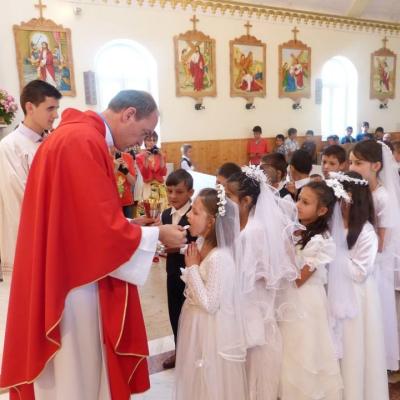 8 iunie: Ploscuţeni: Prima Împărtăşanie