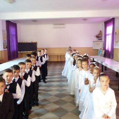 8 iunie: Ploscuţeni: Prima Împărtăşanie