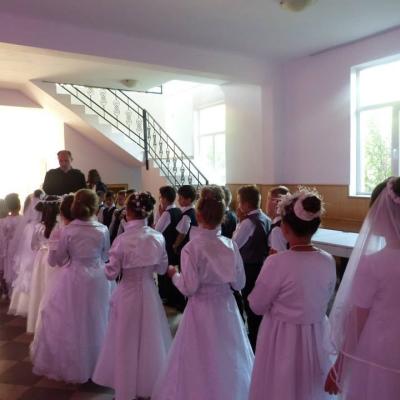 8 iunie: Ploscuţeni: Prima Împărtăşanie
