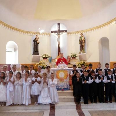8 iunie: Ploscuţeni: Prima Împărtăşanie