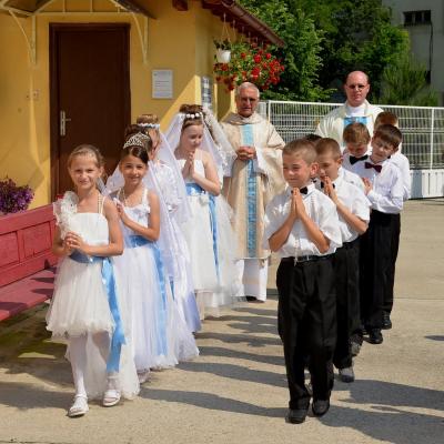 8 iunie: Oneşti: Prima Sfântă Împărtăşanie