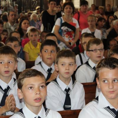15 iunie: Oneşti "Sfinţii Petru şi Paul": Prima Sfântă Împărtăşanie