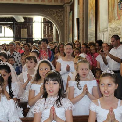 15 iunie: Oneşti "Sfinţii Petru şi Paul": Prima Sfântă Împărtăşanie