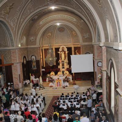 15 iunie: Oneşti "Sfinţii Petru şi Paul": Prima Sfântă Împărtăşanie