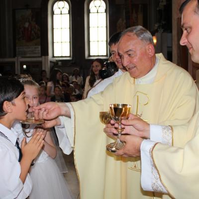 15 iunie: Oneşti "Sfinţii Petru şi Paul": Prima Sfântă Împărtăşanie