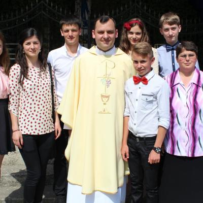 15 iunie: Oneşti "Sfinţii Petru şi Paul": Prima Sfântă Împărtăşanie