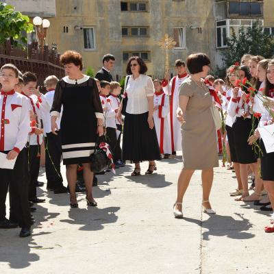 15 iunie: Bacău - "Sfântul Nicolae": Administrarea sfântului Mir