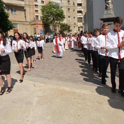 15 iunie: Bacău - "Sfântul Nicolae": Administrarea sfântului Mir