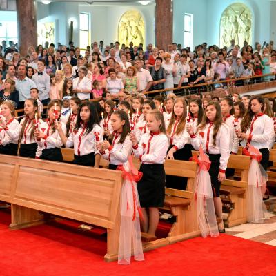15 iunie: Bacău - "Sfântul Nicolae": Administrarea sfântului Mir