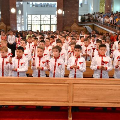 15 iunie: Bacău - "Sfântul Nicolae": Administrarea sfântului Mir