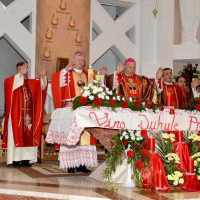 15 iunie: Bacău - "Sfântul Nicolae": Administrarea sfântului Mir