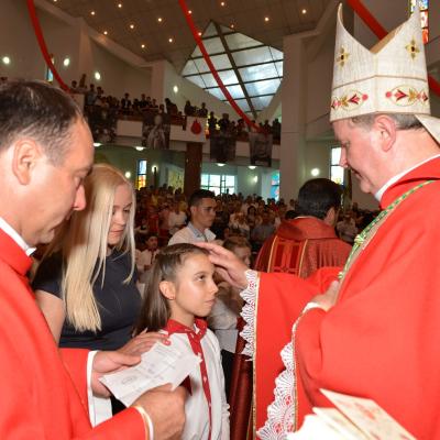 15 iunie: Bacău - "Sfântul Nicolae": Administrarea sfântului Mir